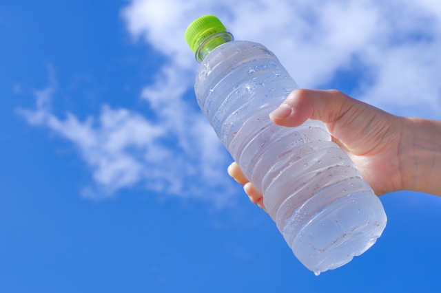 ペットボトルに入った水と空