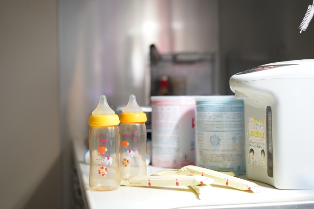 哺乳瓶やミルク、お湯などのミルク準備セット