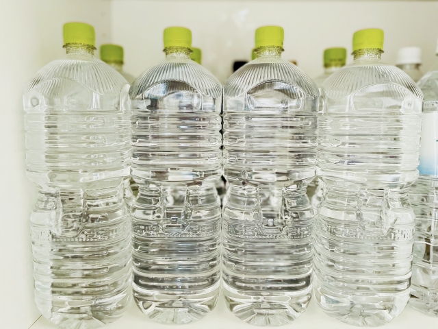 4本以上の保管されている2L程度の水