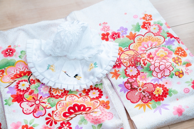 白の産着と帽子とスタイ